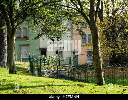 Herbstfärbung in einem Park und auf einem bunt bemalten Terrasse in Montpelier Bristol. Stockfoto