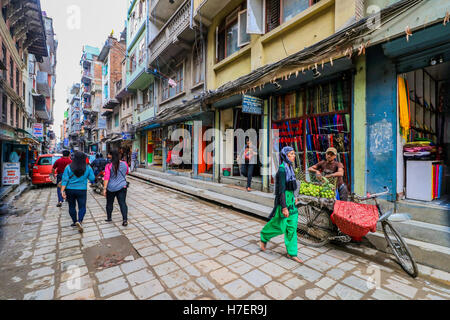 Mobilen Verkäufer Verkauf von waren auf den Straßen von Kathmandu in Nepal Stockfoto