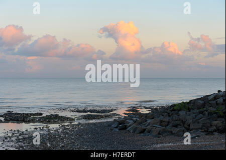 Dämmerung über Kiesstrand mit rosa Wolken und ruhiger See an Kingsdown, Kent Stockfoto