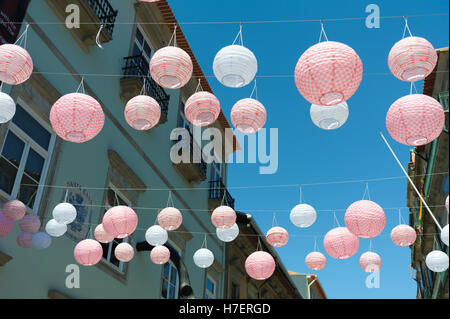 Linien von Papier Lampenschirme hängen über einer Straße in Porto, Portugal Stockfoto