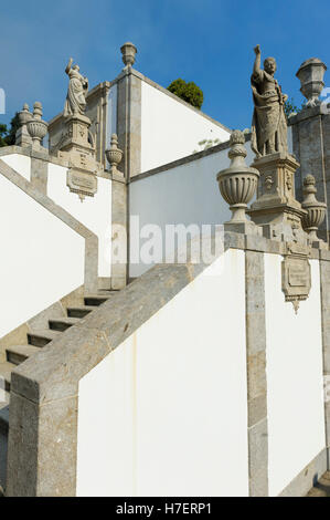 Stufen hinauf auf das Heiligtum von Bom de Jesus in der Nähe von Braga, Portugal Stockfoto