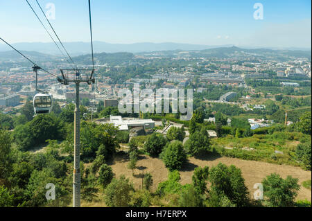 Eine Ansicht von Guimarães in Portugal von der Seilbahn Penha Stockfoto