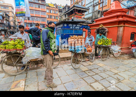 Mobilen Verkäufer, die waren auf den Straßen von Kathmandu in Nepal Stockfoto