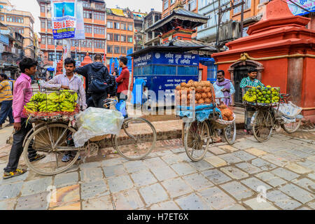 Mobilen Verkäufer, die waren auf den Straßen von Kathmandu in Nepal Stockfoto