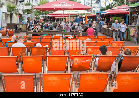 Outdoor-Bar auf der Reeperbahn, St. Pauli, Hamburg, Deutschland Stockfoto