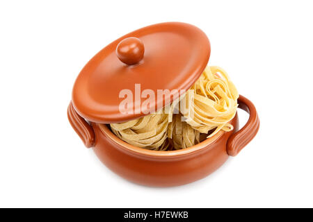 Spaghetti in einem Tontopf isoliert auf weißem Hintergrund Stockfoto