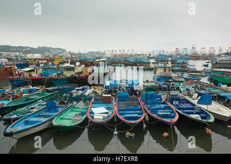 Fischerboote vertäut im Hafen von Cheung Chau Hong Kong. Stockfoto