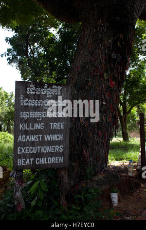 The Killing Tree, wo Babys am Massengrab an Choeung Ek die Killing Fields des Genozids in Kambodscha ermordet wurden Stockfoto