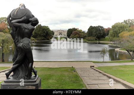 Herbst 2016 in der Wade Park Lagoon mit dem Cleveland Art Museum und Frank Jirouchs Bronzeskulptur aus dem Jahr 1928, Nacht vorbei an der Erde im Vordergrund. Stockfoto