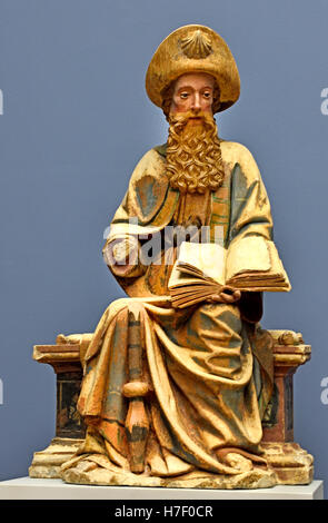 Eine gotische Skulptur aus Kalkstein aus dem 15. Jahrhundert, die Apostel Jakob dem Großen mit einem offenen Buch aus Südfrankreich oder Spanien darstellt, ausgestellt im Bode-Museum in Berlin Apostel Jakob dem Großen Spanisch-Südfranzösisch ( St. Jakob - St. Jakob der große geboren Bethsaida, Judäa, Römisches Reich starb 44 n. Chr. ( Jakob, Sohn Zebedees und Salome, Bruder von Johannes dem Apostel). Stockfoto