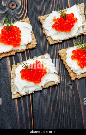 Kanapees mit rotem Kaviar Stockfoto