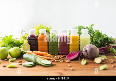 Flaschen mit verschiedenen Frucht- und Gemüsesäfte Stockfoto