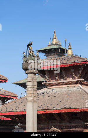 König Pratap Malla Spalte vor dem Jagannath Tempel, Durbar Square, Kathmandu, Nepal Stockfoto