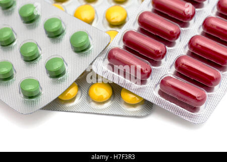 Bunte Pillen Closeup auf weißem Hintergrund Stockfoto