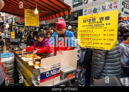 Streetfood Stall zu verkaufen Hotteok (koreanischer Pfannkuchen mit verschiedenen Füllungen), Namdaemun-Markt, Seoul, Korea Stockfoto