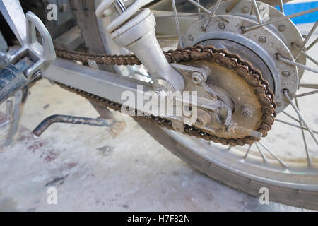 Hinterrad des Motorrads mit Kettenrad, Zahnrad Stockfoto