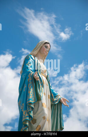 Jungfrau Maria Statue vor der Kathedrale der Unbefleckten Empfängnis, Chanthaburi, Thailand Stockfoto