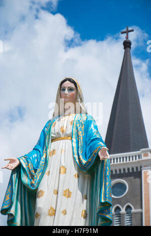 Jungfrau Maria Statue vor der Kathedrale der Unbefleckten Empfängnis, Chanthaburi, Thailand Stockfoto