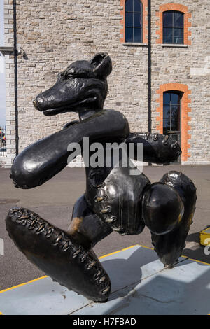 3 1 Gig trägt keinen Brei, eine Skulptur von Patrick O Reilly, Point Arena und kommerzielle Zentrum Dublin, Irland Stockfoto