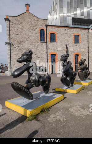 3 1 Gig trägt keinen Brei, eine Skulptur von Patrick O Reilly, Point Arena und kommerzielle Zentrum Dublin, Irland Stockfoto