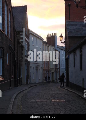 Einem gepflasterten Seitenstraße in Chester bei Sonnenuntergang im Herbst. Stockfoto