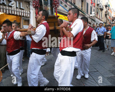 Sassari, Sardinien. 14 August: "Candelieri" Abstieg Stockfoto