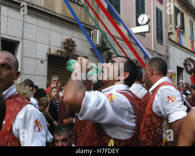 Sassari, Sardinien. 14 August: "Candelieri" Abstieg Stockfoto