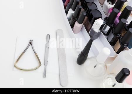 Bläschen mit einem Nagellack auf dem Tisch Stockfoto