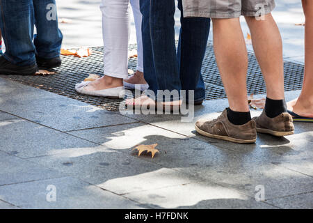 Biegen Sie auf dem Bürgersteig in der Stadt Stockfoto