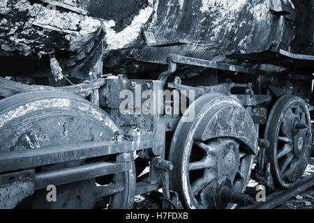rostige Räder Beschlagen der alten Lokomotive schließen Stockfoto