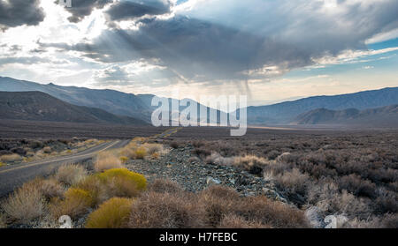 Dramatische Wolken über Autobahn, Death Valley Nationalpark, Kalifornien, USA Stockfoto