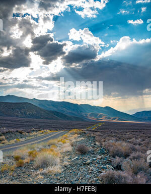 Dramatische Wolken über Autobahn, Death Valley Nationalpark, Kalifornien, USA Stockfoto