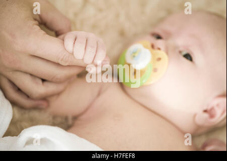 Baby, 1 Monat, Mutters Finger umklammert Stockfoto