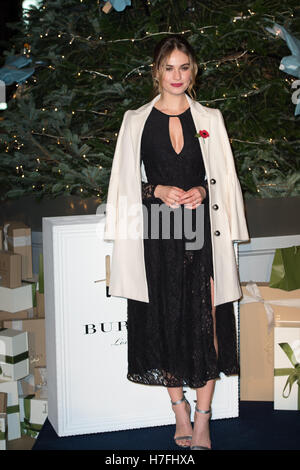 Lily James anmacht Weihnachtsbaums bei Harrods in London. Stockfoto