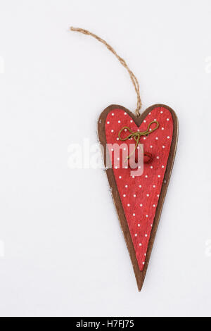 Eine rote dekorative Herz aus Holz auf dem Schnee. Stockfoto