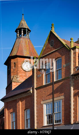 Großbritannien, England, Cheshire, Sandbach, High Street, Rathaus und Uhrturm Stockfoto