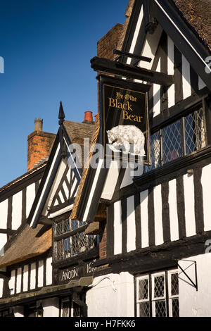 Großbritannien, England, Cheshire, Sandbach, High Street, Ye Olde Black Bear Inn, Zeichen und Holz gerahmte Giebel Stockfoto