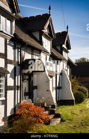 Großbritannien, England, Cheshire, Sandbach, Dingle Lane, historische Holz gerahmte Ferienhaus im Herbst Stockfoto