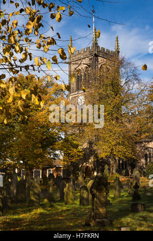 Großbritannien, England, Cheshire, Sandbach, hohe Straße, Str. Marys Kirchturm über herbstliche Bäume Stockfoto