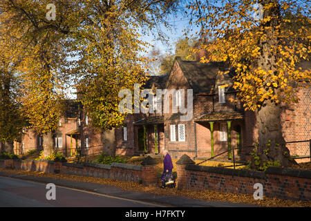 Großbritannien, England, Cheshire, Sandbach, Herbst, Old Mill Road, 1865 Armenhäuser, entworfen von Sir George Gilbert Scott Stockfoto