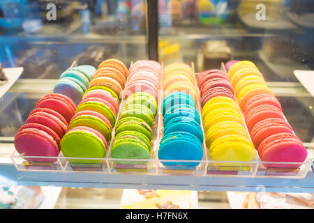 Französische Macarons für den Verkauf auf Glasvitrine im Coffee-Shop, flachen DOF Stockfoto