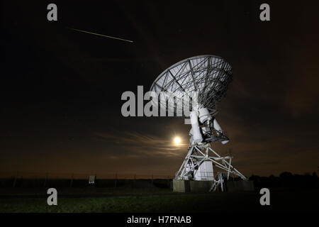 Radioteleskop Bogenminute Microkelvin Imager (AMI) und ein Perseiden-Meteorit Stockfoto