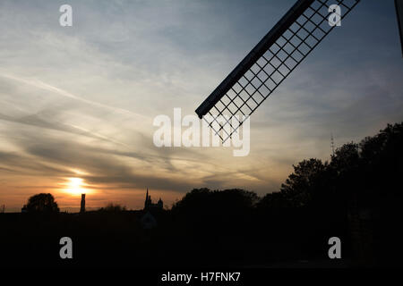 Belgien, Brügge (Brugge), das Rad einer Windmühle in der Dämmerung Stockfoto