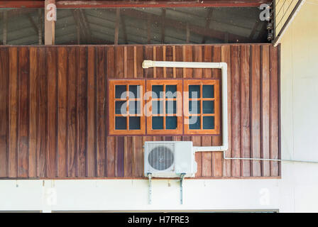 Eine Klimaanlage installiert außerhalb des Hauses auf Holzwand Stockfoto