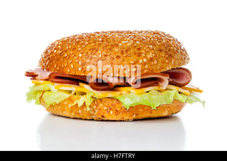 Bagel Schinken und Käse Sandwich isoliert auf weiss. Stockfoto