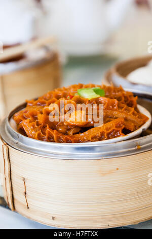 Geschmortes Rindfleisch Kutteln Dim Sum in Bambus-Dampfer ist ein beliebtes Gericht in kantonesischen Restaurants in Hong Kong. Stockfoto