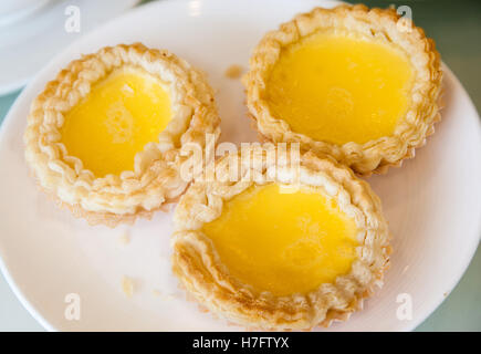 Gebackenes Ei herb Dim Sum ist ein beliebtes Dessert im kantonesischen Restaurants in Hongkong und Südchina. Stockfoto