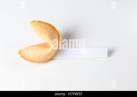 Glückskeks mit leeren Slip isoliert auf weißem Hintergrund. Stockfoto