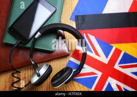 Kopfhörer und Flagge auf einem hölzernen Hintergrund Stockfoto