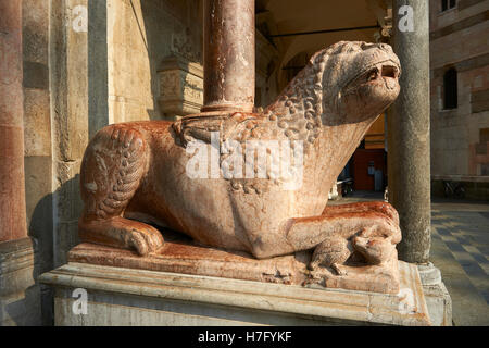 Romanische Löwe Skulptur tragende Säulen von Cremona Duomo Baptisterium, 1107 begonnen, Cremona, Lombardei, Norditalien Stockfoto